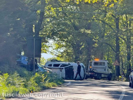 Caprarola - Auto si ribalta sulla Cassia Cimina, code e traffico rallentato
