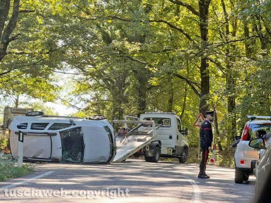 Caprarola - Auto si ribalta sulla Cassia Cimina, code e traffico rallentato