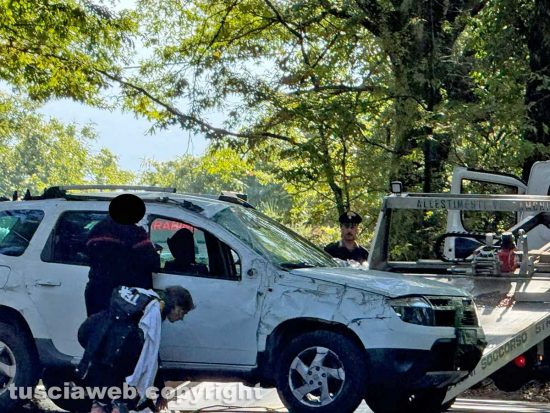 Caprarola - Auto si ribalta sulla Cassia Cimina, code e traffico rallentato