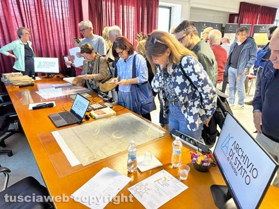 Viterbo - Gli intervenuti mentre osservano i documenti esposti