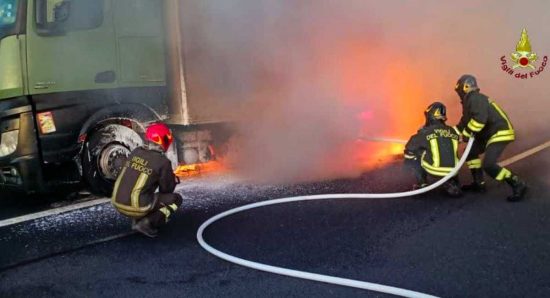 Camion in fiamme sulla A12, intervengono i vigili del fuoco