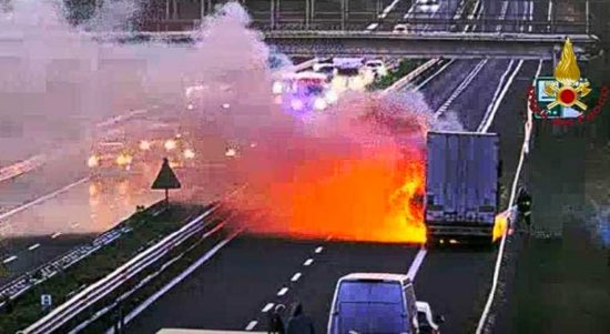 Tolfa - Camion in fiamme sulla A12, intervengono i vigili del fuoco