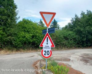Viterbo - Il cartello su strada del MerlanoViterbo - Il cartello su strada del Merlano