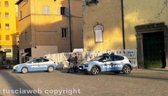 Viterbo - Piazza del Sacrario - Due pattugli della polizia