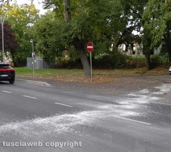 Vetralla - Trattore perde 300 litri di gasolio sulla Cassia