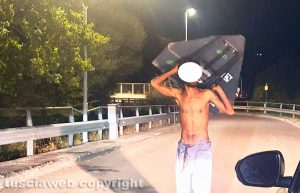 Orte - Minaccia con un cartello i pendolari sul ponte di Molegnano