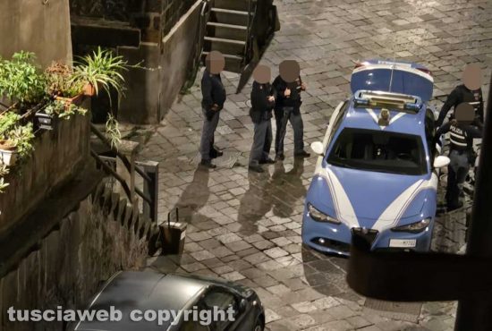 Viterbo - La polizia in via delle Piagge