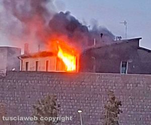 Viterbo - Appartamento in fiamme a Pianoscarano