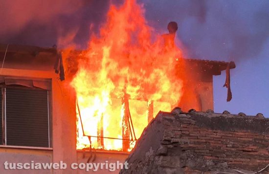 Viterbo - Appartamento in fiamme a Pianoscarano