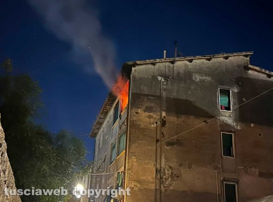 Viterbo - Appartamento in fiamme a Pianoscarano