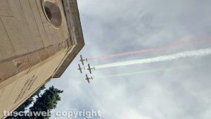 Viterbo - La celebrazione dei cento anni dell’associazione Carabinieri - Il tricolore nei cielo della città