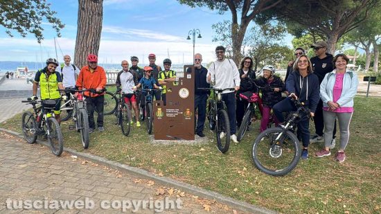 50 ciclisti inaugurano la Tuscia Route 01 - La partenza dal porto di Bolsena