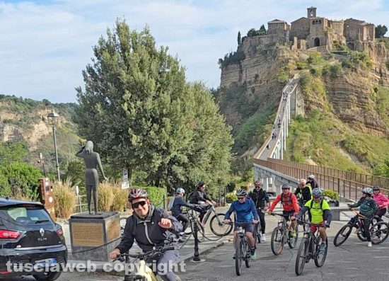 50 ciclisti inaugurano la Tuscia Route 01 - La partenza da Civita di Bagnoregio