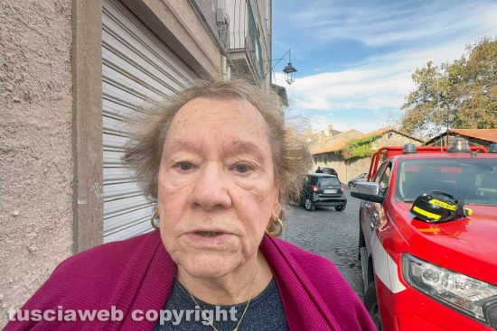 Viterbo - Appartamento in fiamme a Pianoscarano - Il sopralluogo dei vigili del fuoco - Una abitante del palazzetto