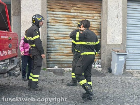 Viterbo - Appartamento in fiamme a Pianoscarano - Il sopralluogo dei vigili del fuoco