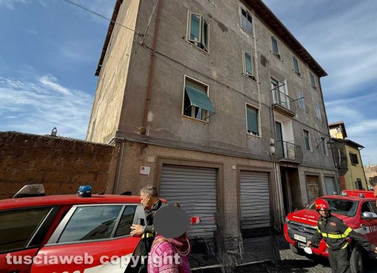 Viterbo - Appartamento in fiamme a Pianoscarano - Il sopralluogo dei vigili del fuoco