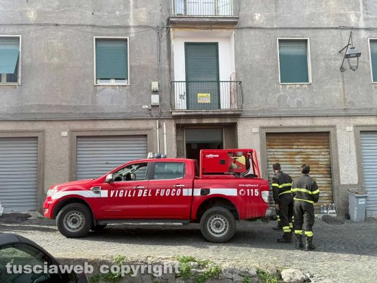 Viterbo - Appartamento in fiamme a Pianoscarano - Il sopralluogo dei vigili del fuoco
