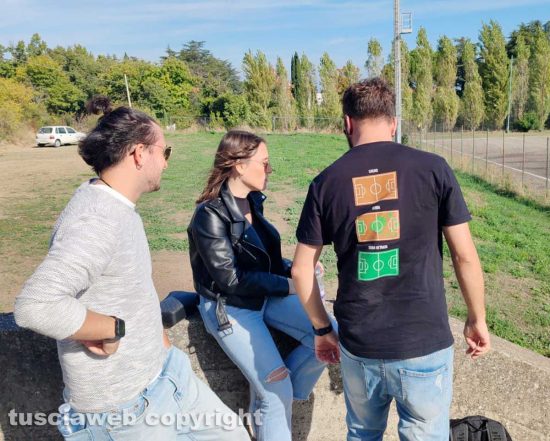 “Calcio ignorante” sbarca a Bagnaia - Andrea Carinci, con la ragazza e un amico