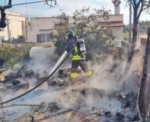 Santa Marinella - In fiamme casetta per gli attrezzi