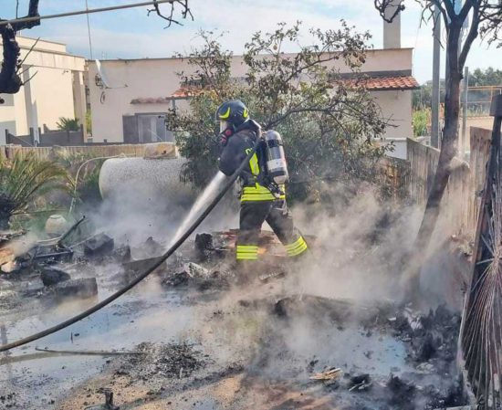 Santa Marinella - In fiamme casetta per gli attrezzi