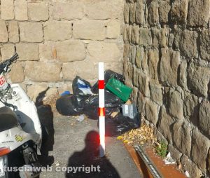 Viterbo - Rifiuti in via delle Fortezze
