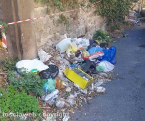 Viterbo - Rifiuti in via delle Fortezze