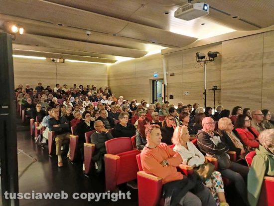 Pirati della Bellezza - L'apertura con Serena Dandini - La sala della Fondazione Carivit