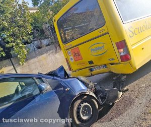 Montefiascone - Auto tampona uno scuolabus con i bambini a bordo
