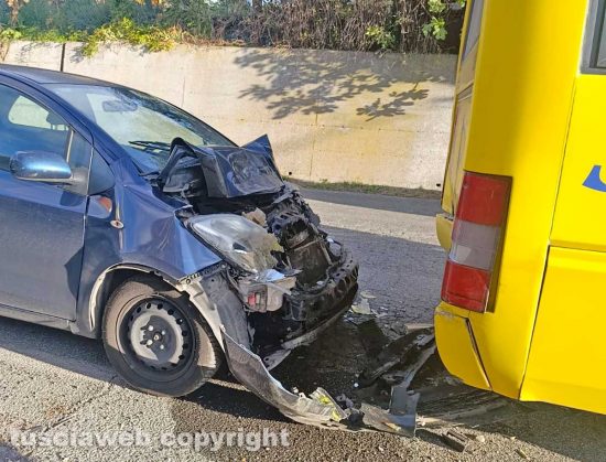 Montefiascone - Auto tampona uno scuolabus con i bambini a bordo