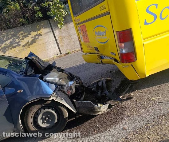 Montefiascone - Auto tampona uno scuolabus con i bambini a bordo