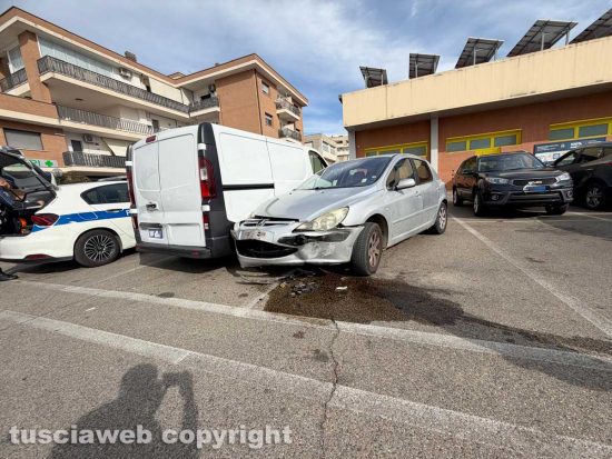 Viterbo - Villanova - Auto va a sbattere contro due veicoli in sosta