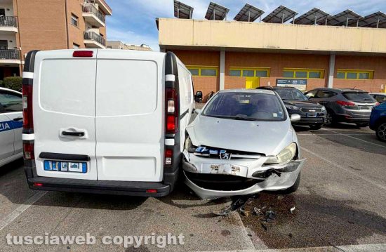 Viterbo - Villanova - Auto va a sbattere contro due veicoli in sosta