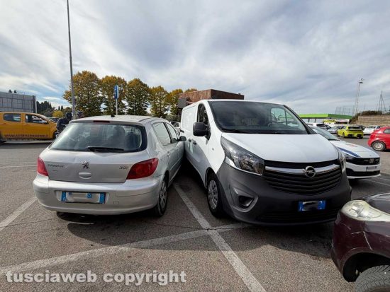Viterbo - Villanova - Auto va a sbattere contro due veicoli in sosta