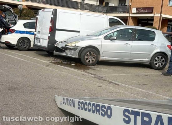 Viterbo - Villanova - Auto va a sbattere contro due veicoli in sosta
