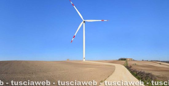Parco eolico Tuscania - Fotoinserimento di una pala eolica alta 250 metri