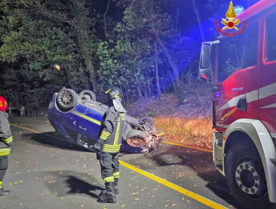 Auto si ribalta sulla provinciale tra Allumiere e Tolfa, conducente finisce in ospedale