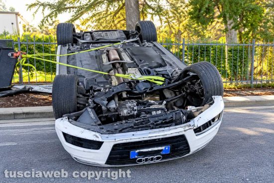 Monterosi – Audi A1 si cappotta alla rotonda 