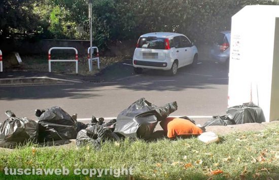 Viterbo - I sacchi abbandonati nel quartiere Paradiso