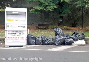 Viterbo - I sacchi abbandonati nel quartiere Paradiso