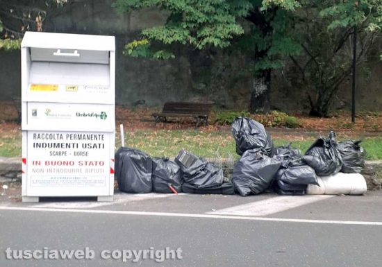 Viterbo - I sacchi abbandonati nel quartiere Paradiso