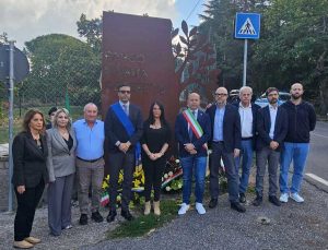 Viterbo – A San Martino al Cimino istituzioni e associazioni hanno partecipato ieri mattina alla manifestazione “Una Rosa per Norma Cossetto”